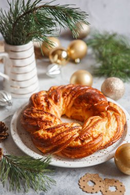 Yıldızlı kurabiyelerle süslenmiş tatlı ekmek çelengi. Kurutulmuş böğürtlen ve fındıklı tatlı çörek çelengi. Tatil tarifleri. Örgülü ekmek. Tarçınlı ekmek çelengi. Noel Çelengi Ekmeği