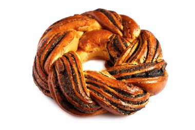 Tatlı Ekmek Çelengi beyaz arka planda izole edilmiş. Kurutulmuş böğürtlen ve fındıklı tatlı çörek çelengi. Tatil tarifleri. Örgülü ekmek. Haşhaş tohumlu Twist Ekmek Çelengi. Noel Çelengi Ekmeği