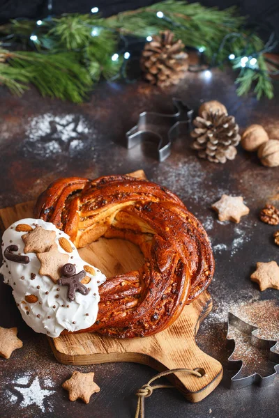 Süßer Brotkranz Dekoriert Mit Sternkeksen Honig Brioche Girlanden Mit Schokolade — Stockfoto