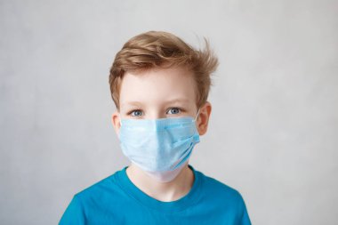 Corona virüsü 2019-NCov 'a karşı maske takan küçük bir çocuk. Corona virüsü ve grip salgını sırasında sargı bezi ya da solunum cihazı takmış bir çocuk. Tıbbi maskeli bir çocuk. Coronavirus karantinası.