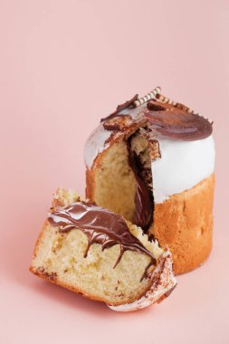 Paskalya Pastası - Rus ve Ukrayna Geleneksel Kulich, parlak pembe arka planda çikolatalı şekerlerle süslenmiş. Paska Paskalya Ekmeği. Geleneksel Rus Ortodoks Paskalyasının Kuliç kek sembolü