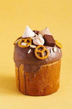 Paskalya Pastası - Rus ve Ukrayna Geleneksel Kulich simit, tatlı ve marşmelovla süslenmiş sarı arka planda. Paska Paskalya Ekmeği. Mutlu Paskalyalar. Geleneksel Rus Ortodoks Paskalyasının Kuliç kek sembolü