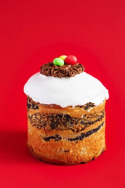 Paskalya Keki - Rus ve Ukrayna Geleneksel Kulich 'i parlak kırmızı arka planda. Paska Paskalya Ekmeği. Mutlu Paskalyalar. Geleneksel Rus Ortodoks Paskalyasının Kuliç kek sembolü