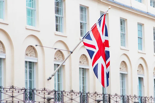 Britská Vlajka Vlající Balkóně Historické Budovy Centru Londýna — Stock fotografie