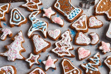 Noel 'de ev yapımı zencefilli kurabiye. Noel için ev yapımı zencefilli kurabiyeler. Masadaki kurabiyelerin üst görüntüsü, mutlu yıllar, kutlama, genel giderler, üst manzara, düz yatış.