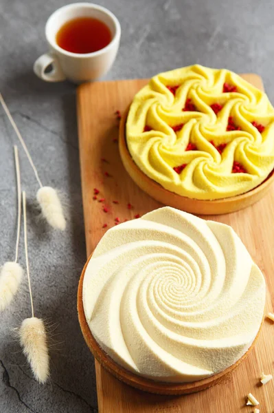 Deliciosas Mini Tartas Amarillas Blancas Con Nueces Natillas Sobre Tabla —  Fotos de Stock