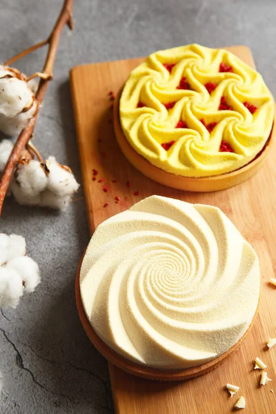 Deliciosas Mini Tartas Amarillas Blancas Con Nueces Natillas Sobre Tabla —  Fotos de Stock