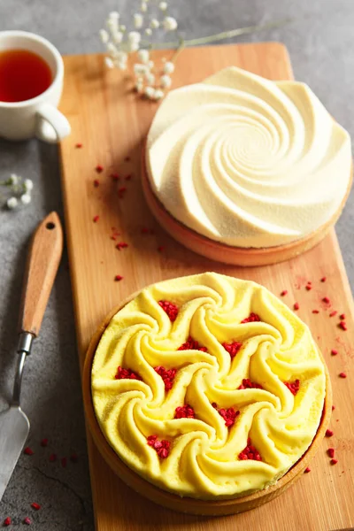 Deliciosas Mini Tartas Amarillas Blancas Con Nueces Natillas Sobre Tabla —  Fotos de Stock