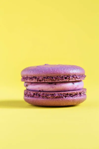 Purple Cake Macaron Macaroon Yellow Background Colorful Almond Cookies French — Stock Photo, Image