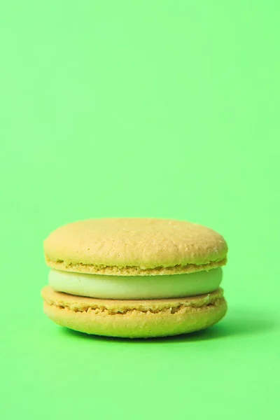 Pastel Amarillo Macaron Macarrón Sobre Fondo Verde Galletas Almendras Coloridas —  Fotos de Stock