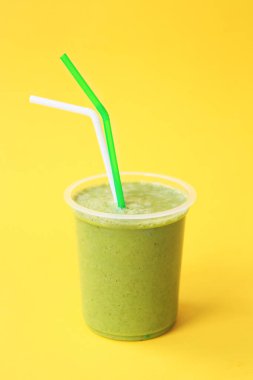 Sağlıklı taze yeşil meyve suyu ya da taze meyve suyu. Soğuk yaz içeceği. Meyve ve sebzeli organik protein kokteylleri. Vejetaryen içeceği, bitki bazlı yumuşak. Yeşil yaşam kavramı. 