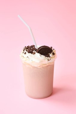 Sağlıklı taze çikolatalı smoothie veya milkshake. Soğuk yaz içeceği. Çikolatalı kurabiyeli protein kokteylleri.