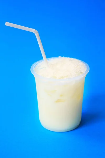 健康的新鲜白色冰沙或奶昔 夏天的冷饮含椰奶或杏仁奶的蛋白质鸡尾酒 — 图库照片