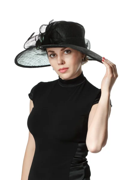 Portretul unei femei frumoase într-o rochie neagră și pălărie izolată — Fotografie, imagine de stoc