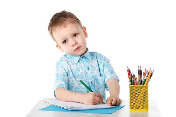 Diligente niño dibuja con lápices de colores — Foto de Stock