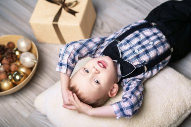 Noel süslemeleri küçük çocuk bir mucize bekliyoruz