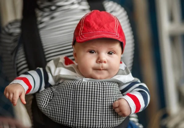 Porträt eines Babys, das in einer ergonomischen Babytrage sitzt — Stockfoto