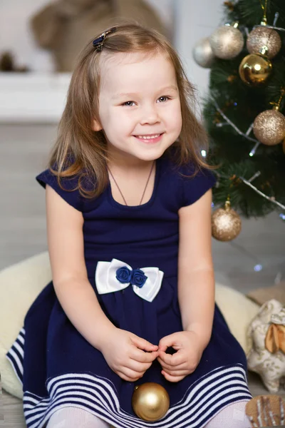 Kleines Mädchen wartet auf ein Wunder in Weihnachtsdekoration — Stockfoto