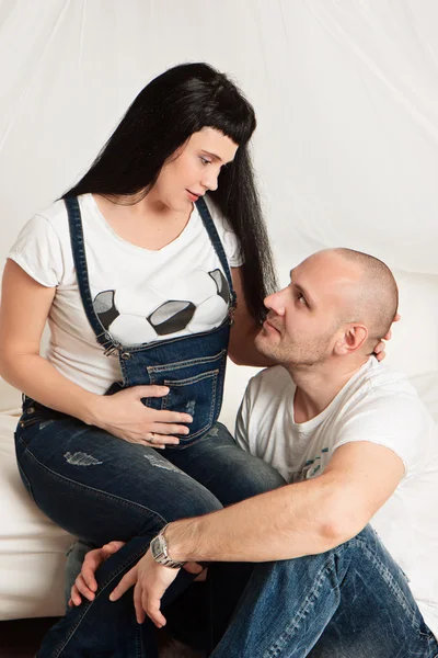 Těhotná se svým manželem v šťastné předtuše — Stock fotografie