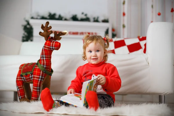 Piękna mała dziewczynka czeka na cud w Boże Narodzenie dekoracyj — Zdjęcie stockowe