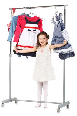 Küçük bir moda kız elbise bir gardırop seçer.