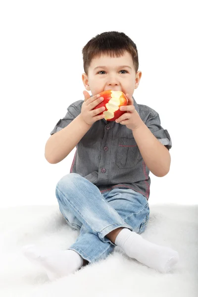 Ragazzino mangiare una mela rossa — Foto Stock