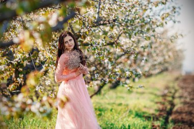 Pembe elbiseli bir genç güzel kız portresi