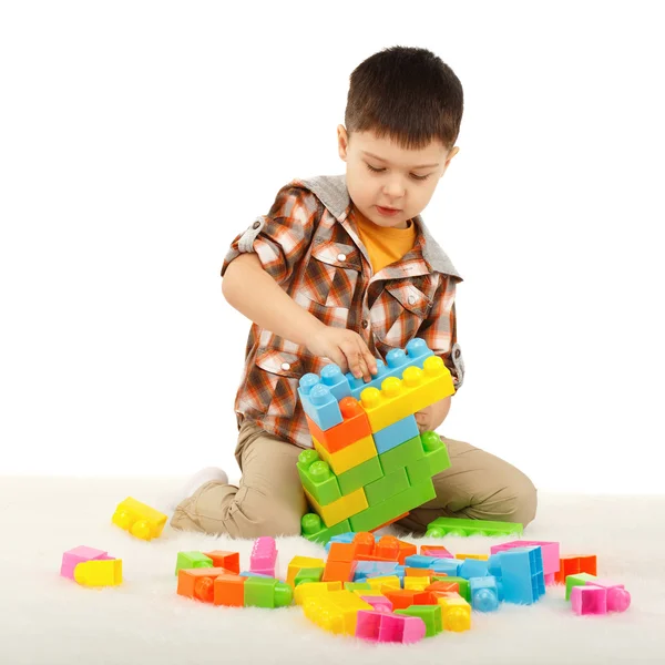 Kleine jongen spelen met designer op de verdieping — Stockfoto