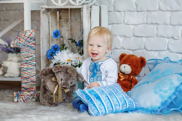 Liten blond pojke i traditionella ukrainska broderad skjorta — Stockfoto