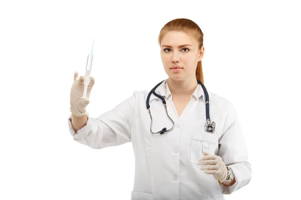 Retrato de una atractiva joven doctora con una jeringa en h — Foto de Stock