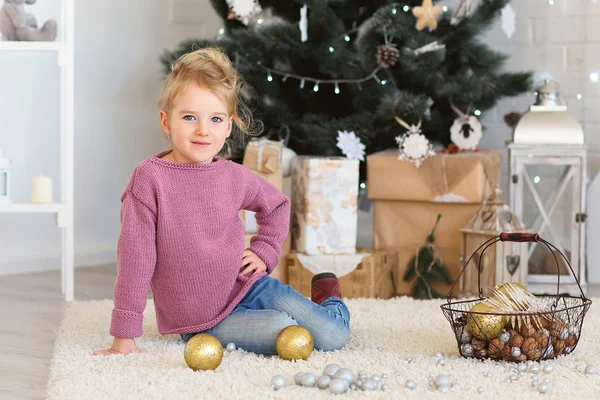 Bambina in attesa di un miracolo nelle decorazioni natalizie — Foto Stock