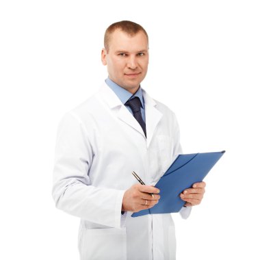Beyaz önlük içinde genç bir erkek doktor portresi 