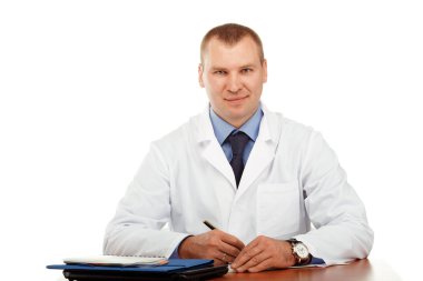 Beyaz önlük içinde genç bir erkek doktor portresi 
