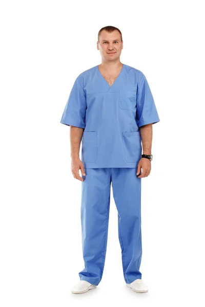 Ganzes Porträt eines jungen männlichen Arztes in einer medizinischen Chirurgie — Stockfoto