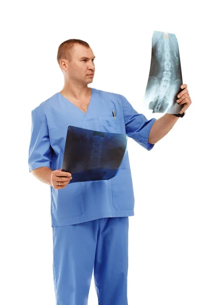 Portrett av en ung mannlig lege i medisinsk kirurgisk blå unifo – stockfoto