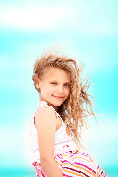 Retrato de una niña bonita con agitación en el viento largo ha — Foto de Stock