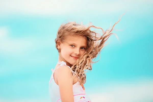 Porträt eines hübschen kleinen Mädchens mit Winken im Wind lange ha — Stockfoto