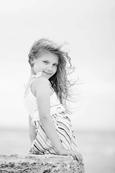 Retrato de una niña bonita con agitación en el viento largo ha — Foto de Stock