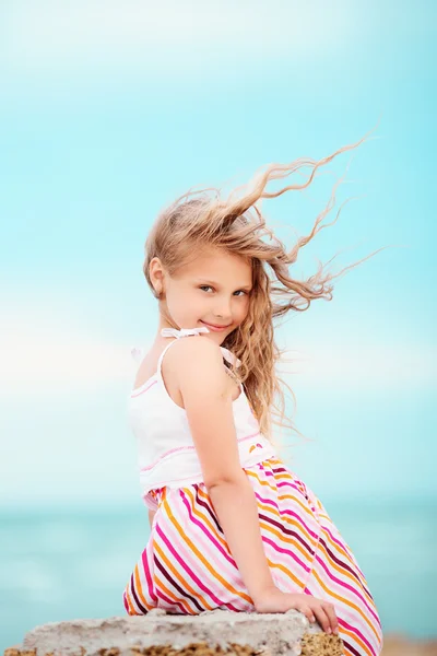 Retrato de una niña bonita con agitación en el viento largo ha — Foto de Stock