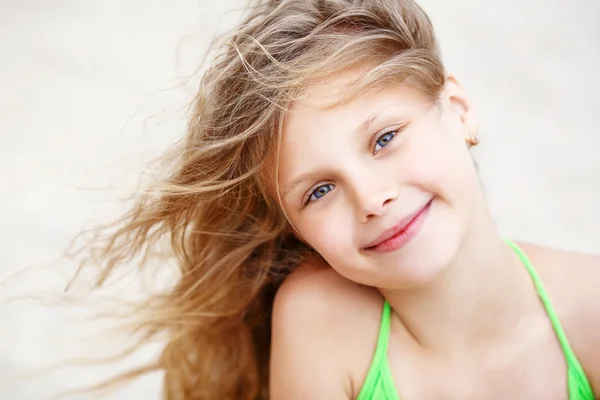 Primer plano Retrato de una niña bonita con el viento ondeando — Foto de Stock