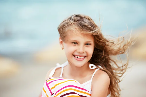 Retrato de uma menina bonita com acenando ao vento ha longo — Fotografia de Stock