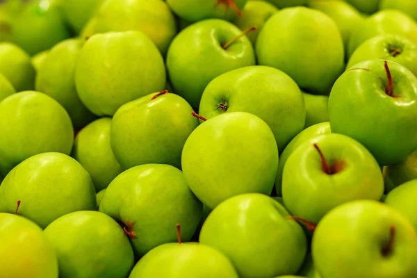 Многие спелые зеленые яблоки — стоковое фото