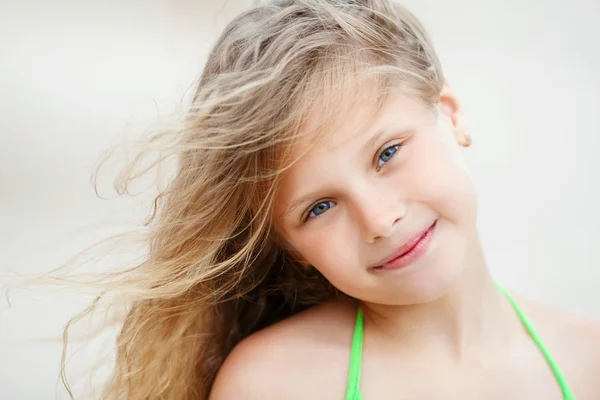 Primer plano Retrato de una niña muy sonriente con saludos — Foto de Stock