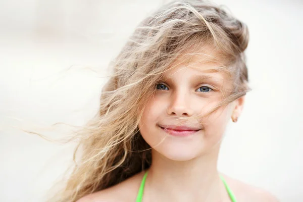 Detail portrétu docela usměvavá holčička s mávat — Stock fotografie