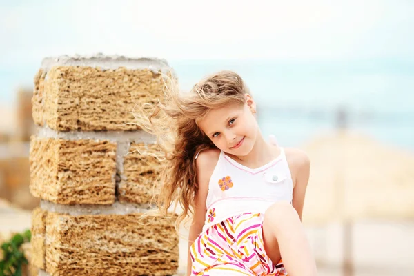 Retrato de una niña bonita con agitación en el viento largo ha — Foto de Stock