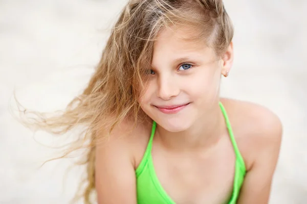 Primer plano Retrato de una niña muy sonriente con saludos — Foto de Stock
