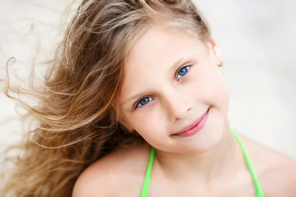 Primer plano Retrato de una niña muy sonriente con saludos — Foto de Stock