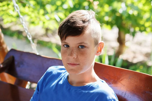 Close-up retrato de um belo menino adolescente — Fotografia de Stock