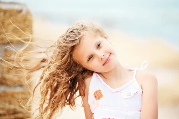 Porträt eines hübschen kleinen Mädchens mit Winken im Wind lange ha — Stockfoto