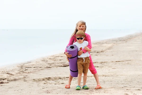 Two small children on the beach — Stock Photo, Image